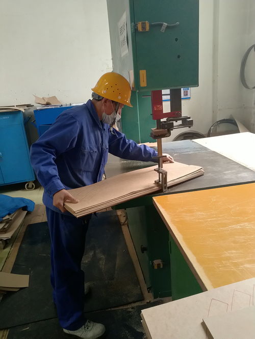 保變電氣絕緣車間改進(jìn)產(chǎn)品加工方式彰顯工匠精神