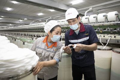 從農(nóng)民變成企業(yè)管理者,看艾山江&middot;阿布都拉一家--小康路上幸福長